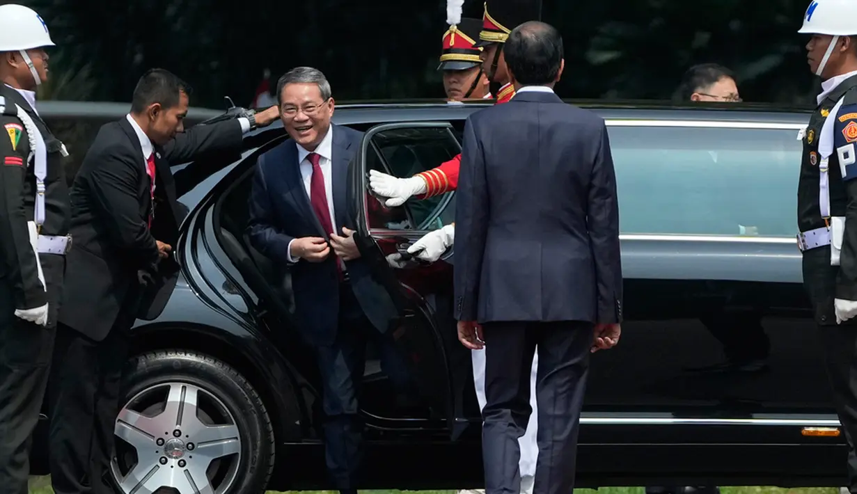 Li Qiang tiba di Istana Merdeka sekitar pukul 09.58 WIB. Kedatangan Li Qiang disambut langsung oleh Jokowi. (AP Photo/Achmad Ibrahim)