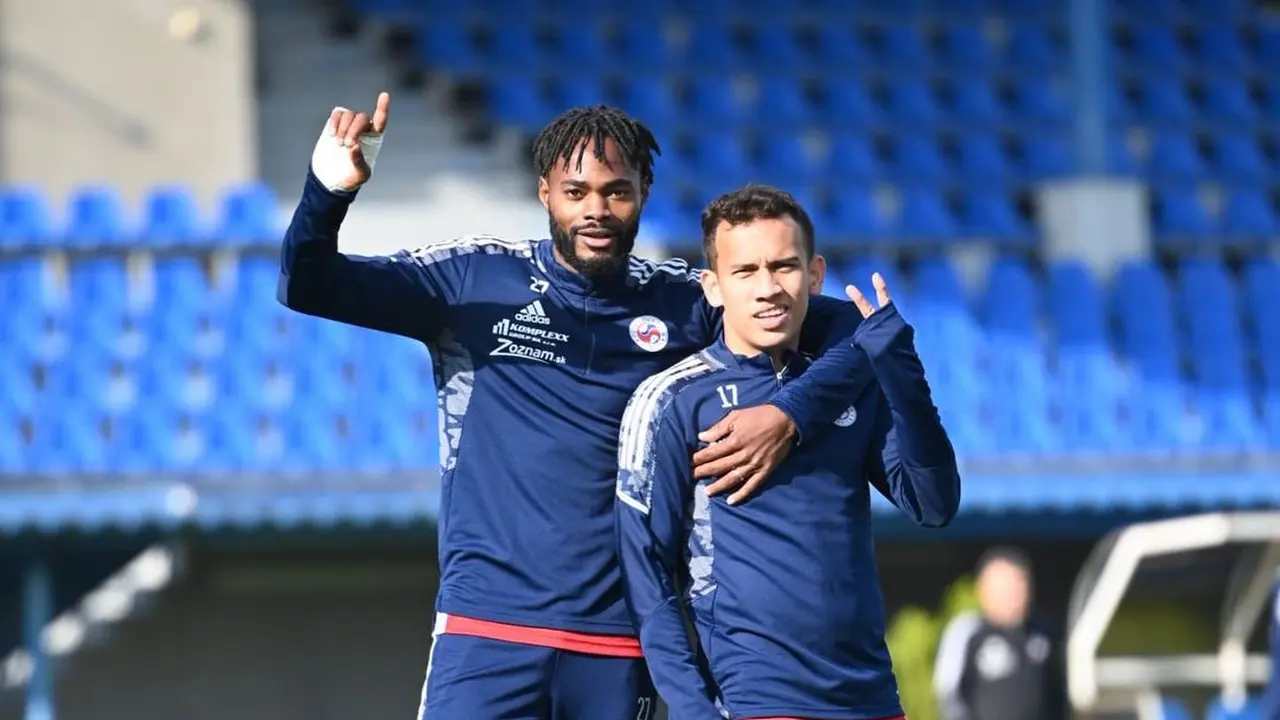 Egy Maulana Vikri (kanan) berpose di FK Senica.