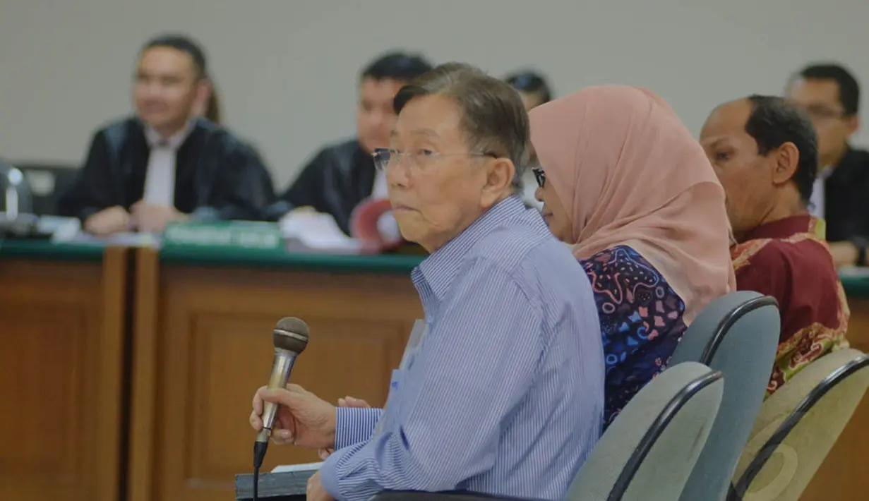 Kwik Kian Gie dihadirkan sebagai saksi ahli dalam kasus Bank Century di Pengadilan Tipikor, Senin (12/5/14). (Liputan6.com/Faizal Fanani)