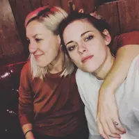 Kristen Stewart dan kekasih perempuannya, Dylan Meyer. (Tangkapan Layar Instagram @spillzdylz/https://www.instagram.com/p/B-ySa60p5O7/)