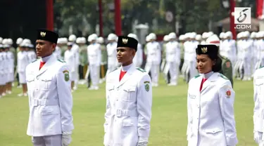 Tarrisa Maharani Dewi, yang terpilih mengemban tugas sebagai Pembawa Baki Sang Saka Merah Putih pada upacara HUT ke-73 RI di pagi hari.