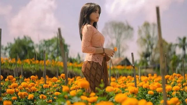 Fuji an Saat Foto di Tengah Hamparan Bunga. [@fuji_an]