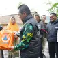 Bupati Lumajang Thoriqul Haq menyerahkan bantuan sembako kepada ratusan warga terisolir  Lahar Gunung Semeru (Istimewa)