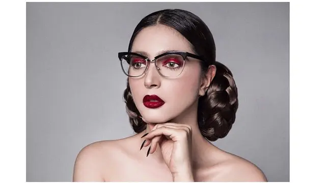Biasa Natural, Ini 8 Potret Nabila Syakieb dengan Makeup Tebal