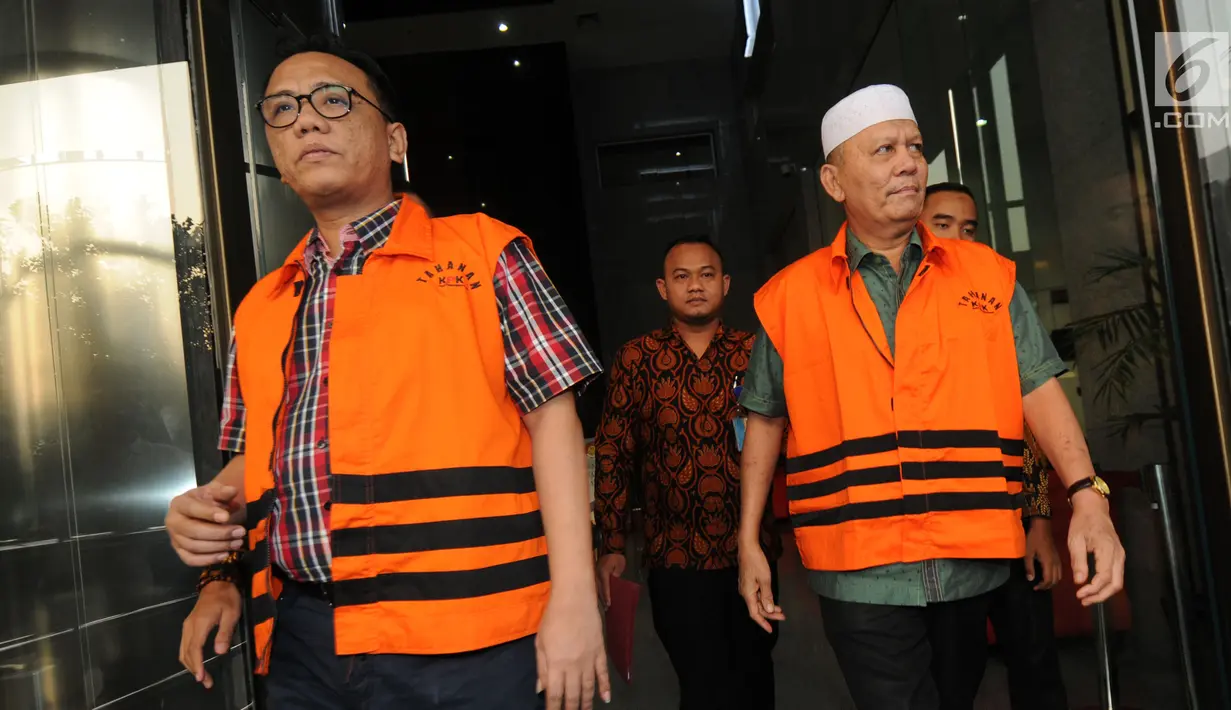 Mantan Anggota DPRD Sumut, Rijal Sirait dan Fadly Nurzal usai pemeriksaan di KPK, Jakarta, (18/7). Rijal dan Fadly diperiksa terkait Pengesahan Perubahan APBD 2013, 2014 dan 2015 oleh mantan Gubernur Sumut Gatot Pujo Nugroho. (Merdeka.com/Dwi Narwoko)