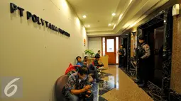 Petugas kepolisian berjaga di depan lift kantor PT.Polytama propindo di Jakarta, Kamis (18/6/2015). Penyidik menggeledah kantor pendiri TPPI Honggo Wendratmo terkait korupsi penjualan kondensat dari SKK Migas kepada PT TPPI. (Liputan6.com/Yoppy Renato)