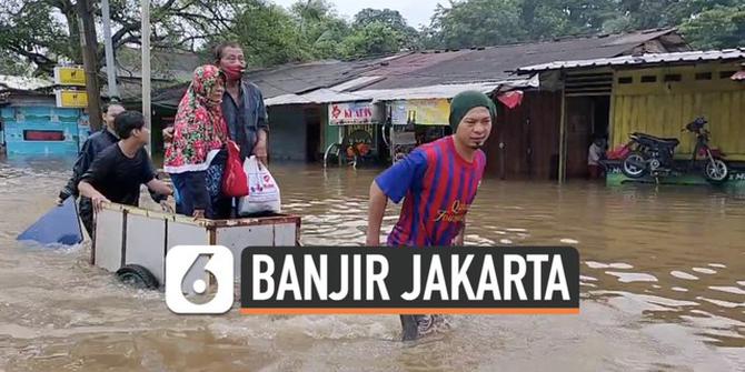 VIDEO: Lihat, Aksi Gerobak Penyelamat di Tengah Banjir Jakarta