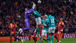 Virgil van Dijk dari Liverpool, kanan atas, dan kiper Galatasaray Ugurcan Cakir berebut bola tinggi saat pertandingan leg pertama babak 16 besar Liga Champions antara Galatasaray dan Liverpool, di Istanbul, Turki, Rabu (11-3-2026) dini hari WIB. (AP Photo/Khalil Hamra)