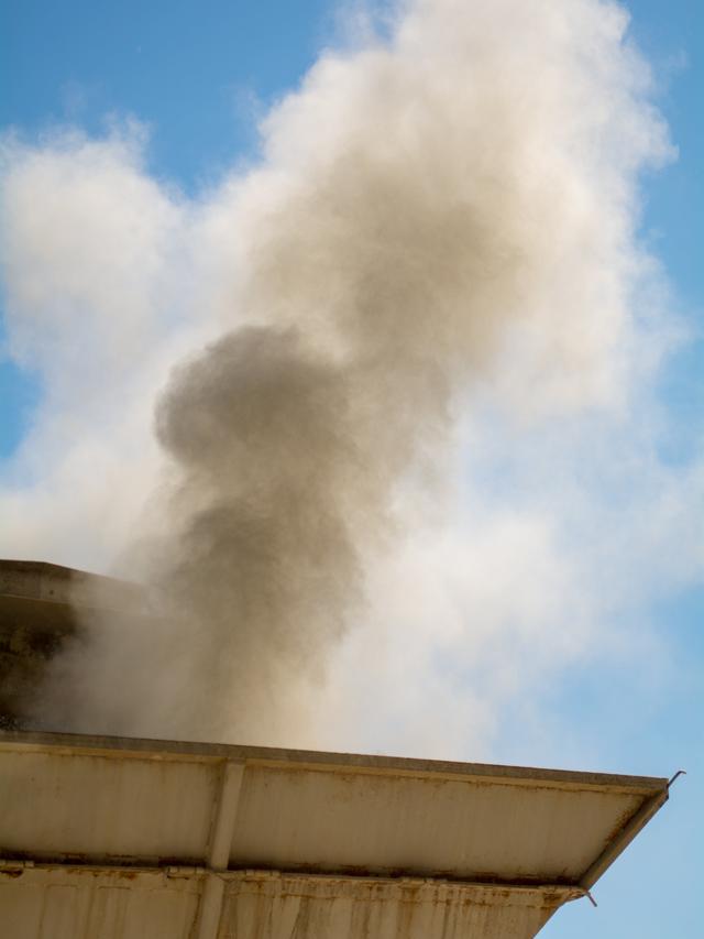 Ilustrasi asap pembakaran sampah, polusi udara