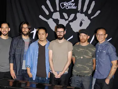 Formasi lengkap Linkin Park saat upacara pelantikan di Guitar Center Hollywood, Los Angeles, Minggu (18/6). Linkin Park baru merilis album terbarunya ‘One More Light’ pada Mei lalu. (STAR MAX via AP/Michael Germana)