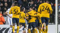 Para pemain Atletico Madrid merayakan gol ke gawang FC Kobenhavn pada leg pertama babak 32 besar Liga Europa, di Telia Parken, Kopenhagen, Kamis (15/2/2018). (AFP/Anders Kjaerbye)