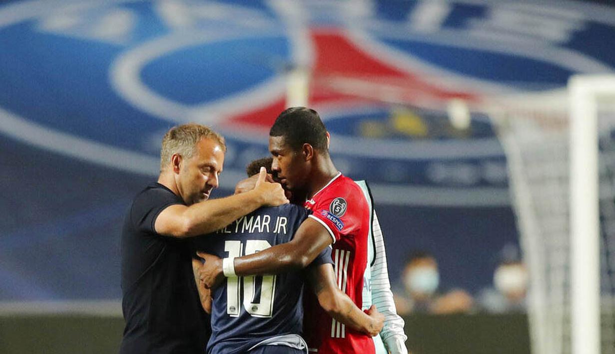 Striker PSG, Neymar, dipeluk Hans-Dieter Flick dan David Alaba usai ditaklukkan Bayern Munchen pada laga final di Stadion The Luz, Portugal, Senin (24/8/2020). Kekalahan ini membuat PSG gagal meraih gelar Liga Champions pertamanya. (Miguel A. Lopes/Pool via AP)