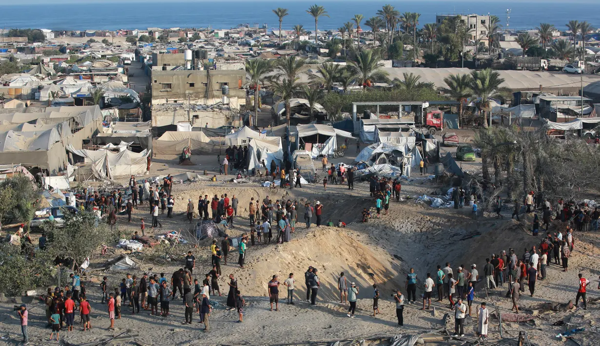 Warga memeriksa kerusakan di lokasi serangan Israel terhadap kamp pengungsian sementara di Mawasi Khan Yunis di Jalur Gaza pada 10 September 2024. (Bashar TALEB/AFP)