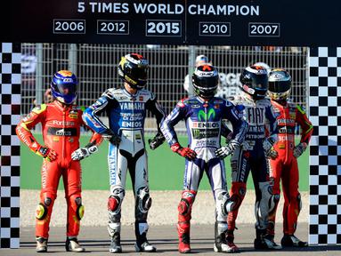 Pebalap Movistar Yamaha, Jorge Lorenzo (tengah), merayakan gelar juara dunia kelimanya setelah finis pertama dalam MotoGP Valencia di Sirkuit Ricardo Tormo, Valencia, Spanyol, (8/11/2015). (AFP Photo/Jose Jordan)
