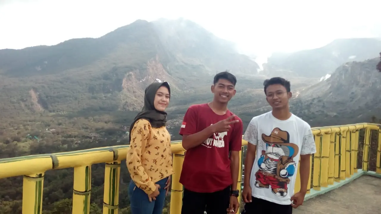 Tiga pengunjung asal Garut, menikmati sensasi pemadangan alam indah di atas ketinggian fasilitas menara pandang 2 Papandayan, Garut, Jawa Barat
