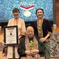 Program Director Bakti Budaya Djarum Foundation Renitasari Adrian (kiri), Ketua Umum MURI Jaya Suprana (tengah) dan Direktur Utama MURI Aylawati Sarwono (kanan) foto bersama usai acara apresiasi dari Museum Rekor Dunia-Indonesia (MURI) di Balairung Kemenparekraf, Jakarta (30/05/2023). (Liputan6.com/HO/Bakti Budaya Djarum Foundation)