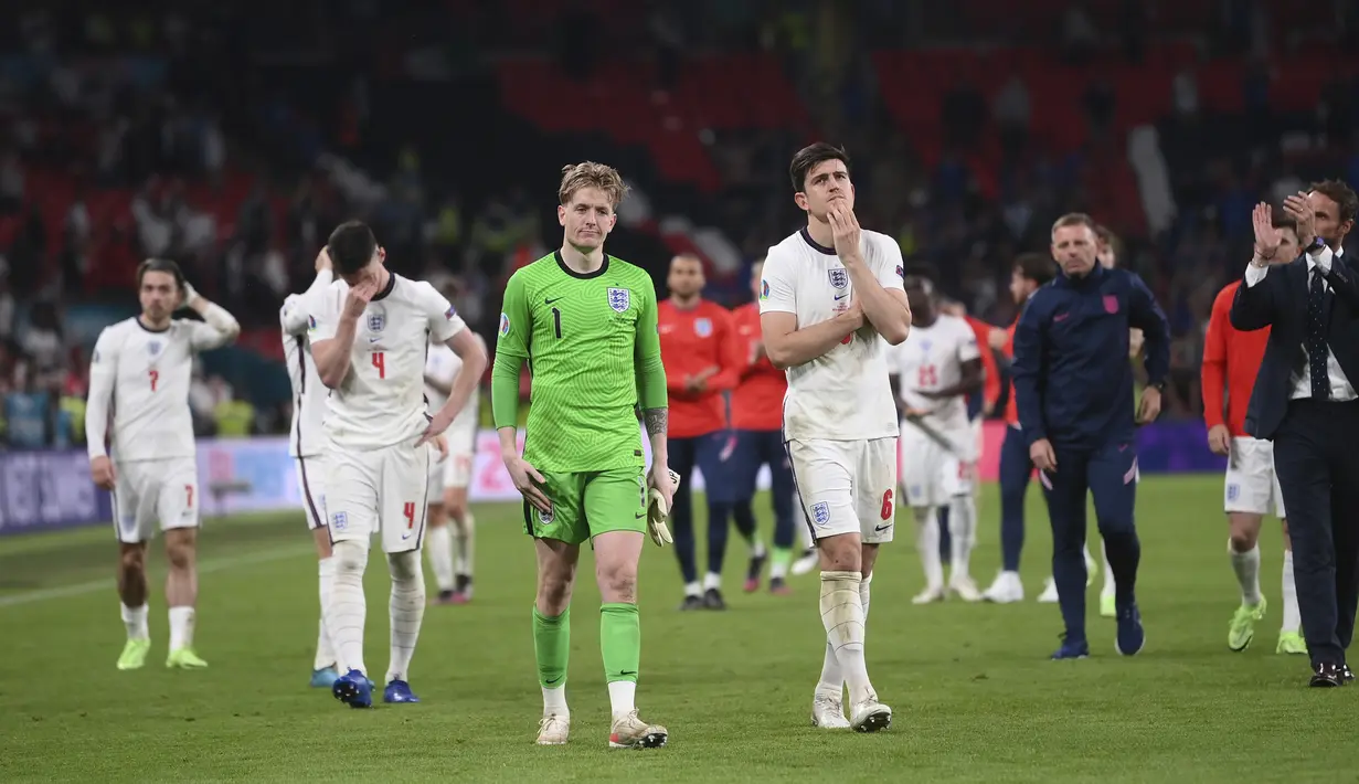Reaksi para pemain Inggris usai kalah dari Italia lewat adu penalti pada pertandingan final Euro 2020 di Stadion Wembley, London, Inggris, Minggu (11/7/2021). Italia menang 3-2 lewat adu penalti usai bermain imbang 1-1 di waktu normal. (Laurence Griffiths/Pool via AP)