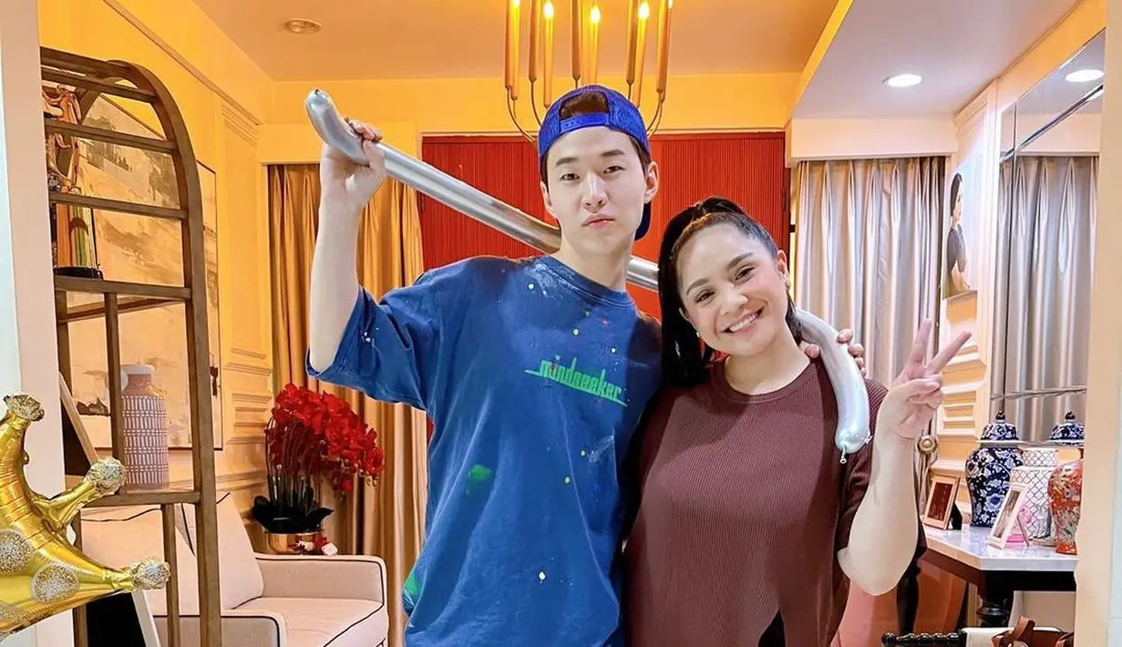 Nagita Slavina foto bareng Henry Lau di kediamannya di Andara. Keduanya memperlihatkan ekspresi wajah ceria. (Foto: Instagram/ raffinagita1717)