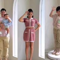 Tiffany Soetanto ikut cosplay Barbie dengan mengajak serta suaminya Chef Arnold dan kedua anaknya. Mereka tampil layaknya keluarga yang fashionable [@tiffanysoetanto]