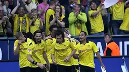 Para pemain Borussia Dortmund merayakan gol Lucas Barrios yang menjadi gol pertama dari keunggulan 2-0 atas Nurnberg pada lanjutan Bundesliga di Signal iduna Park, 30 April 2011. AFP PHOTO/PATRIK STOLLARZ