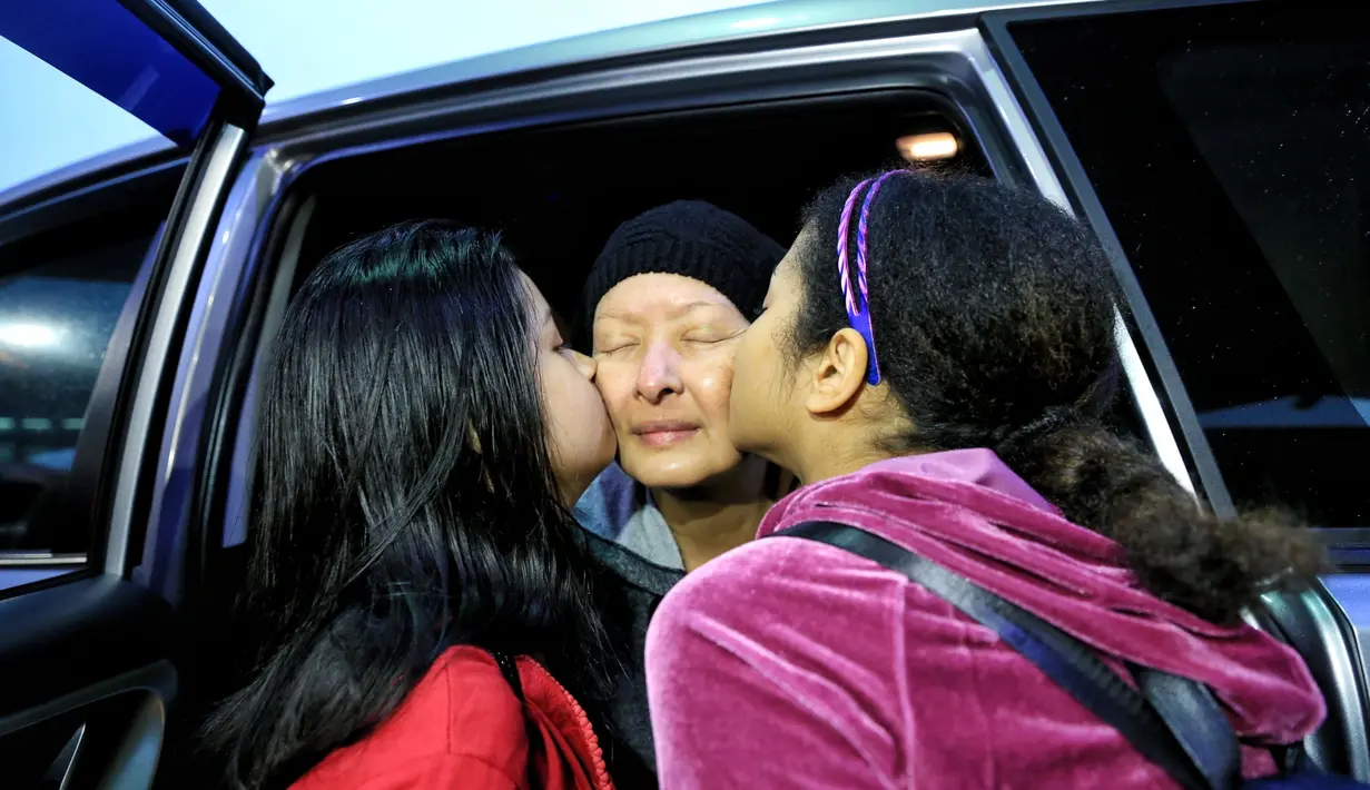 "Saya harus tunjukan wajah segar, sehat, bahagia supaya anak-anak saya ngerasa walaupun ditinggal mamihnya untuk berobat, itu untuk mamih kembali sehat dan kembali bersama mereka lagi," tutur Yana Zein. (Adrian Putra/Bintang.com)