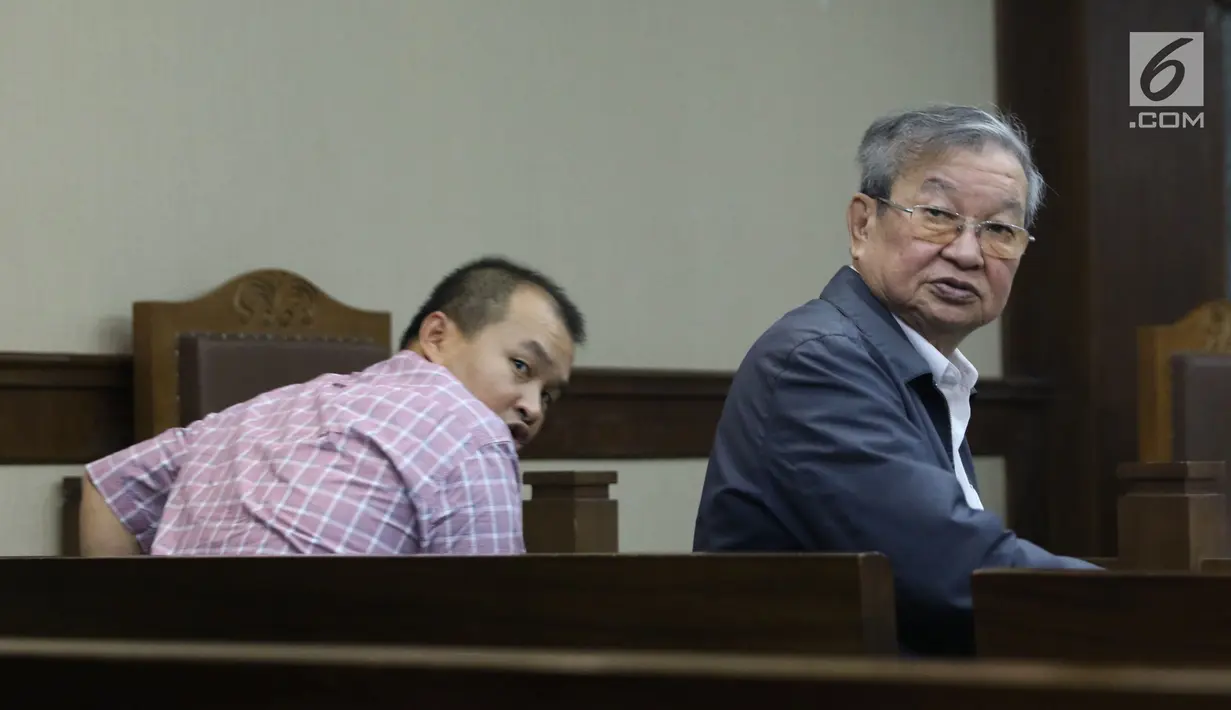Terdakwa suap Hakim Adhoc Tipikor PN Medan Merry Purba, Tamin Sukardi bersiap mengikuti sidang perdana di Pengadilan Tipikor, Jakarta, Kamis (13/12). Persidangan tersebut beragendakan pembacaan dakwaan oleh JPU KPK. (Liputan6.com/Helmi Fithriansyah)