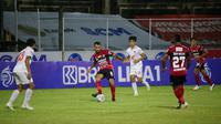 Brwa Nouri memberikan bola kepada Eber Bessa saat Bali United menghadapi PSM Makassar dalam lanjutan BRI Liga 1 2021/2022, Minggu (7/2/2022). (Bola.com/Maheswara Putra)