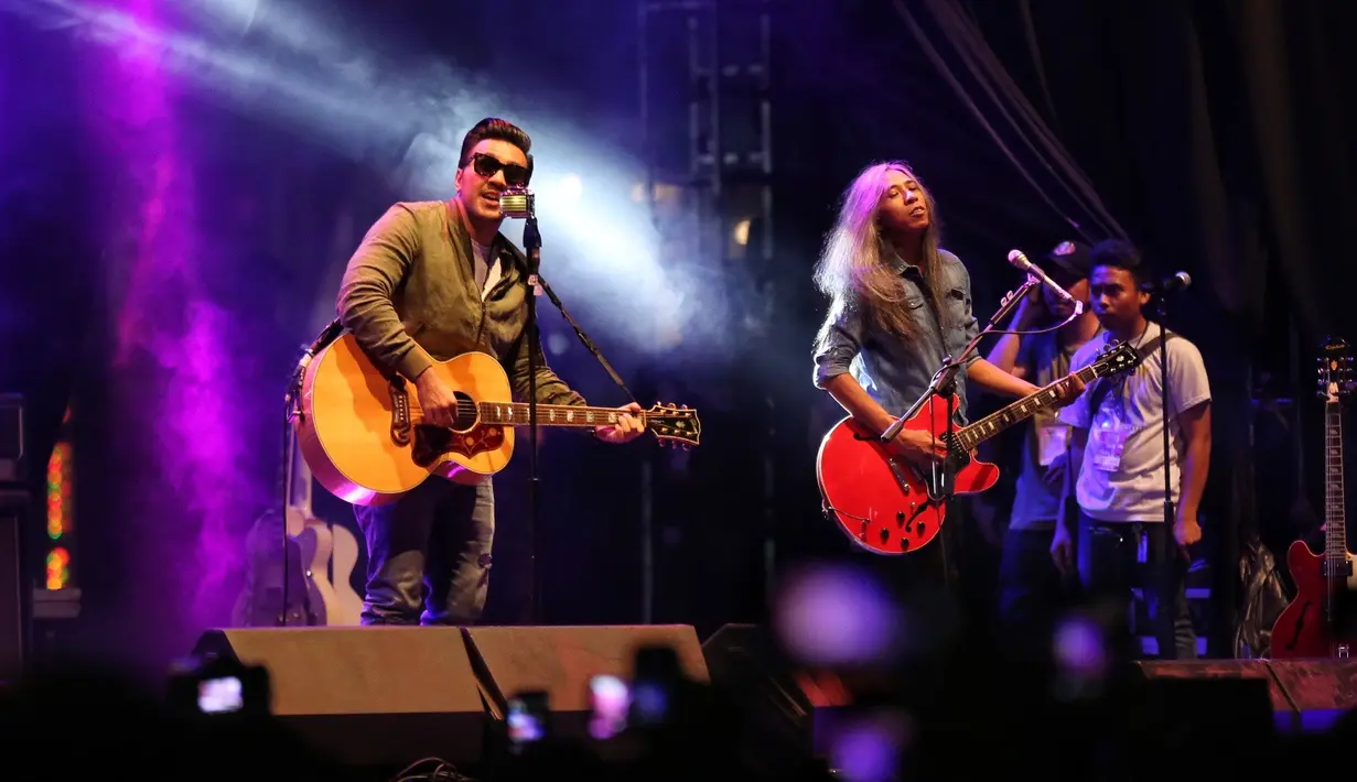 Penikmat musik kembali dimanjakan dengan suara merdu grup band Naif. Di panggung Markas 2018 yang berlangsung di Bintaro Xchange, Tangerang Selatan, Minggu (29/4/2018), Naif hadir menyapa para penggemarnya. (Adrian Putra/Bintang.com)