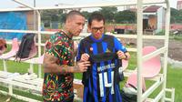 Pemain Bhayangkara FC, Radja Nainggolan, disambangi fans Inter Milan saat berlatih jelang duel melawan Persebaya Surabaya, di Lapangan Sepak Bola Unesa, Surabaya, Jumat (2/2/2024). (Bola.com/Aditya Wany)
