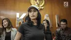Tyas Mirasih usai memberi keterangan terkait dugaan tuduhan penculikan anak bernama Amadine Cattleya di Gedung KPAI, Jakarta, Jumat (16/3). Aktris 30 tahun ini dikabarkan membawa kabur Amadine Cattleya. (Liputan6.com/Faizal Fanani)