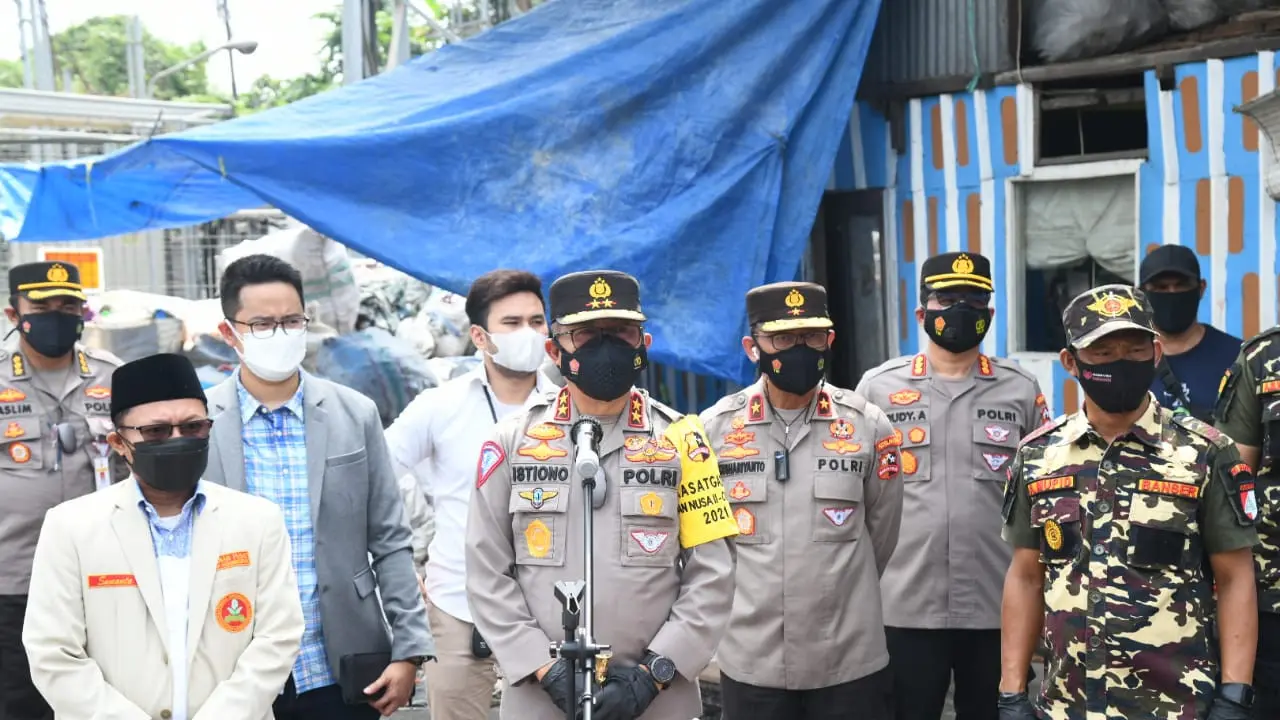 Kakorlantas Polri Irjen Istiono membagikan 450 paket sembako kepada para pemulung yang terdampak PPKM Level 4 di kawasan Pulo Gadung,