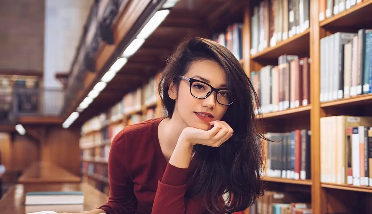Perempuan yang lahir di kota Manado ini akui bahwa ia sangat suka dengan kegiatan membaca buku. Hobi Velove Vexia membaca buku ini membuatnya terlihat lebih tenang dalam menjalani kehidupannya. Gaya Velove saat fokus membaca di perpustakaan ini menuai atensi publik. (Liputan6.com/IG/@vaelovexia)