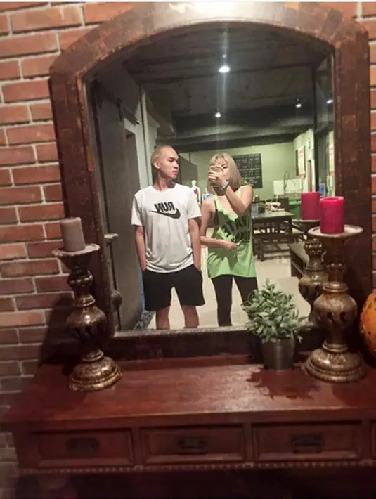 Selama ini, hubungan kekasih janda dan duda itu memang berliku. Bahkan sempat beredar kabar bahwa hubungannya tidak mendapat restu dari ibunda Egi. (dok. Instagram)