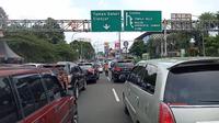 Volume kendaraan menuju kawasan Puncak Bogor jelang libur Natal 2022 dan Tahun Baru 2023 terpantau padat. Polisi mencatat, volume kendaraan di kawasan tersebut pada 19-20 Desember meningkat hingga 25 persen. (Liputan6.com/Achmad Sudarno)