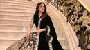 Setelah dipulangkan ke India, jenazah Sridevi dipakaikan busana tradisional India dan ditempatkan di peti kaca. Jenazah Sridevi pun disambut ribuan penggemar dan para artis Bollywood. (Foto: instagram.com/sridevi.kapoor)