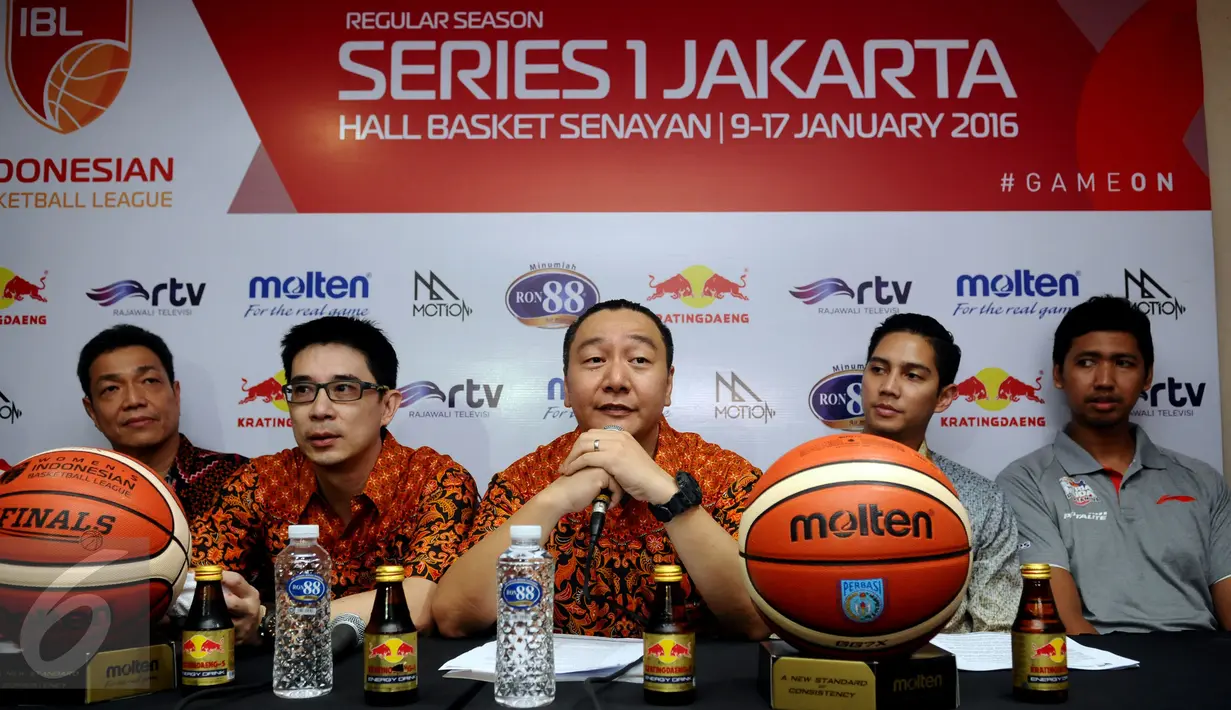 Komisioner IBL, Hasan Gozali (tengah) memberikan keterangan jelang bergulirnya IBL musim 2015-2016 di Hall A Basket, Jakarta, Jumat (8/1/2016). 12 klub akan berlaga pada kompetisi yang akan digelar di enam kota. (Liputan6.com/Helmi Fithriansyah) 