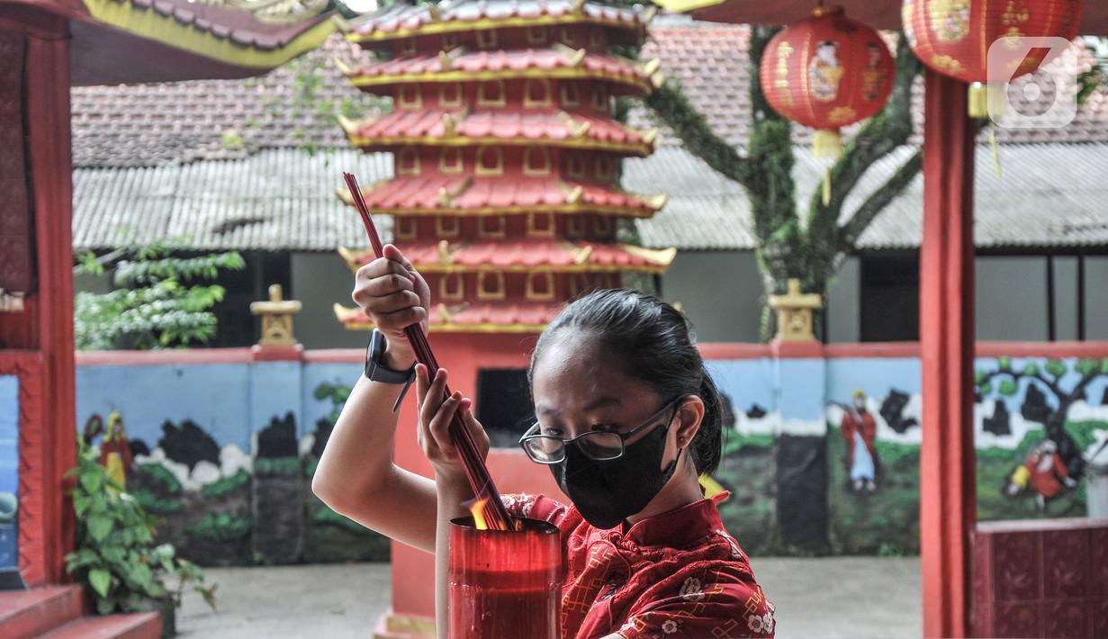 Warga keturunan Tionghoa membakar dupa saat sembahyang Tahun Baru Imlek 2574 di Wihara Buddha Dharma & Pho Sat, Tajur Halang, Bogor, Minggu (22/1/2023). Wihara Buddha Dharma & Pho Sat atau yang juga dikenal dengan Wihara Buddha Tidur menjadi salah satu tempat ibadah warga Tionghoa dalam merayakan Tahun Baru Imlek sebagai ungkapan rasa syukur atas rejeki dan keselamatan dari tuhan serta untuk pengharapan kehidupan lebih baik di tahun Kelinci Air. (merdeka.com/Iqbal S Nugroho)
