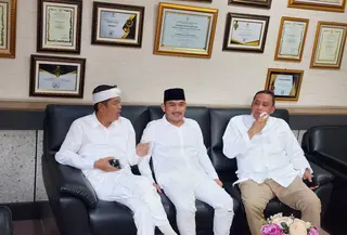 Gubernur Jawa Barat, Dedi Mulyadi, mengumpulkan empat kepala daerah, yaitu Wali Kota Bekasi, Bupati Bekasi, Wali Kota Depok dan Bupati Bogor, untuk membahas solusi penanganan banjir dan progres di masing-masing daerah. (Istimewa)