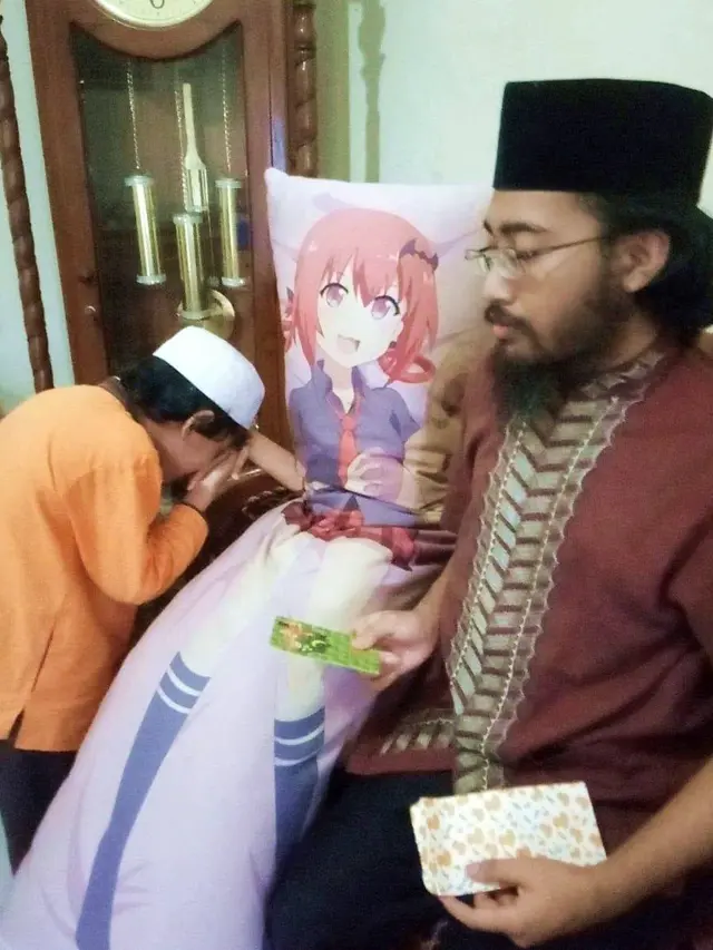 8 Potret Nyeleneh Bocah Ketika Lebaran, Panen Uang THR
