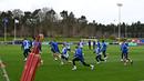 Sejumlah pemain Timnas Inggris menjalani latihan persiapan menjelang laga Kualifikasi Euro 2024 melawan Italia yang berlangsung di St George's Park, Burton-on-Trent, Inggris, 21 Maret 2023. The Three Lions dijadwalkan akan bertandang ke Italia pada Sabtu (25/03/2023) dini hari WIB di Stadion Diego Armando Maradona, Napoli. (AFP/Paul Ellis)