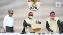 Ketua Komisi Pemberantasan Korupsi (KPK), Setyo Budiyanto (kiri) menyaksikan petugas yang akan memperlihatkan barang bukti Operasi Tangkap Tangan (OTT) di Kantor Imigrasi Jakarta Barat, Gedung Merah Putih KPK, Jakarta, Kamis (4/6/2026). (Liputan6.com/Helmi Fithriansyah)