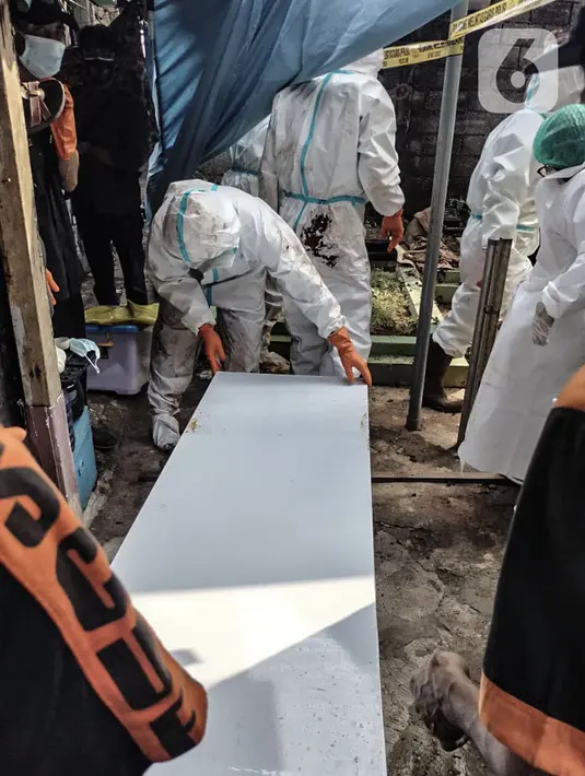 Petugas memasukkan jenazah Trio ke dalam peti untuk dibawa ke RSCM di kawasan Buaran, Jakarta Timur, Senin (24/5/2021). Nantinya pihak RSCM akan melakukan tiga penelitian dalam autopsi, yakni Pantologi Klinis, Pantologi Anatomi, dan Pantologi Makrofis Mikrofis. (merdeka.com/Iqbal S. Nugroho)