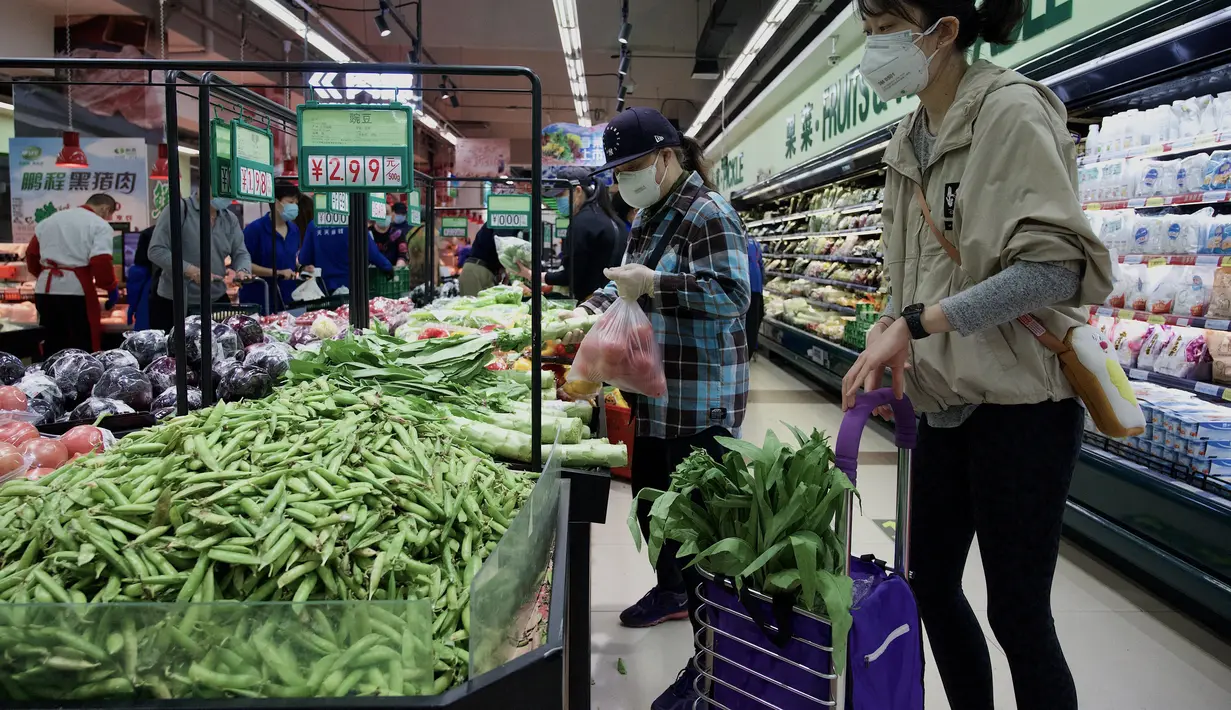 <p>Orang-orang membeli makanan dan kebutuhan rumah tangga di sebuah supermarket di Beijing pada 25 April 2022. Kekhawatiran penguncian Covid memicu pembelian panik dan antrean panjang untuk pengujian massal di Beijing pada 25 April ketika otoritas China bergegas untuk membasmi wabah di ibu kota. (AFP/Noel Celis)</p>