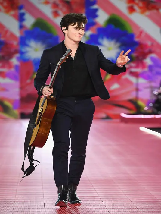 Beberapa lagu hits milik Shawn Mendes memiliki suara gitar yang enak untuk didengar. (Liputan6.com/AFP)