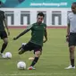 Pemain Timnas Indonesia, Stefano Lilipaly, berusaha melepaskan tendangan saat latihan di Stadion Wibawa Mukti, Jawa Barat, Senin (10/9/2018). Latihan ini persiapan jelang laga uji coba melawan Mauritius. (Bola.com/Vitalis Trisna)