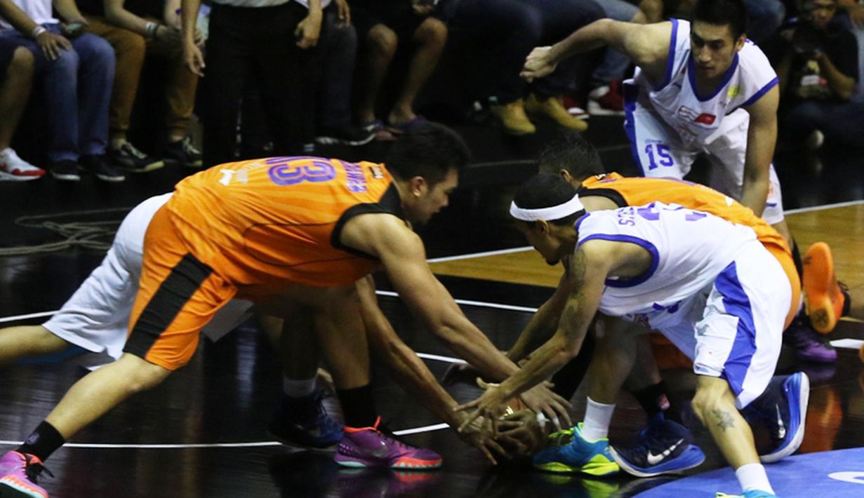 Pemain-pemain Satria Muda Britama berebut bola dengan pemain Pelita Jaya. (Bola.com/Arief Bagus)