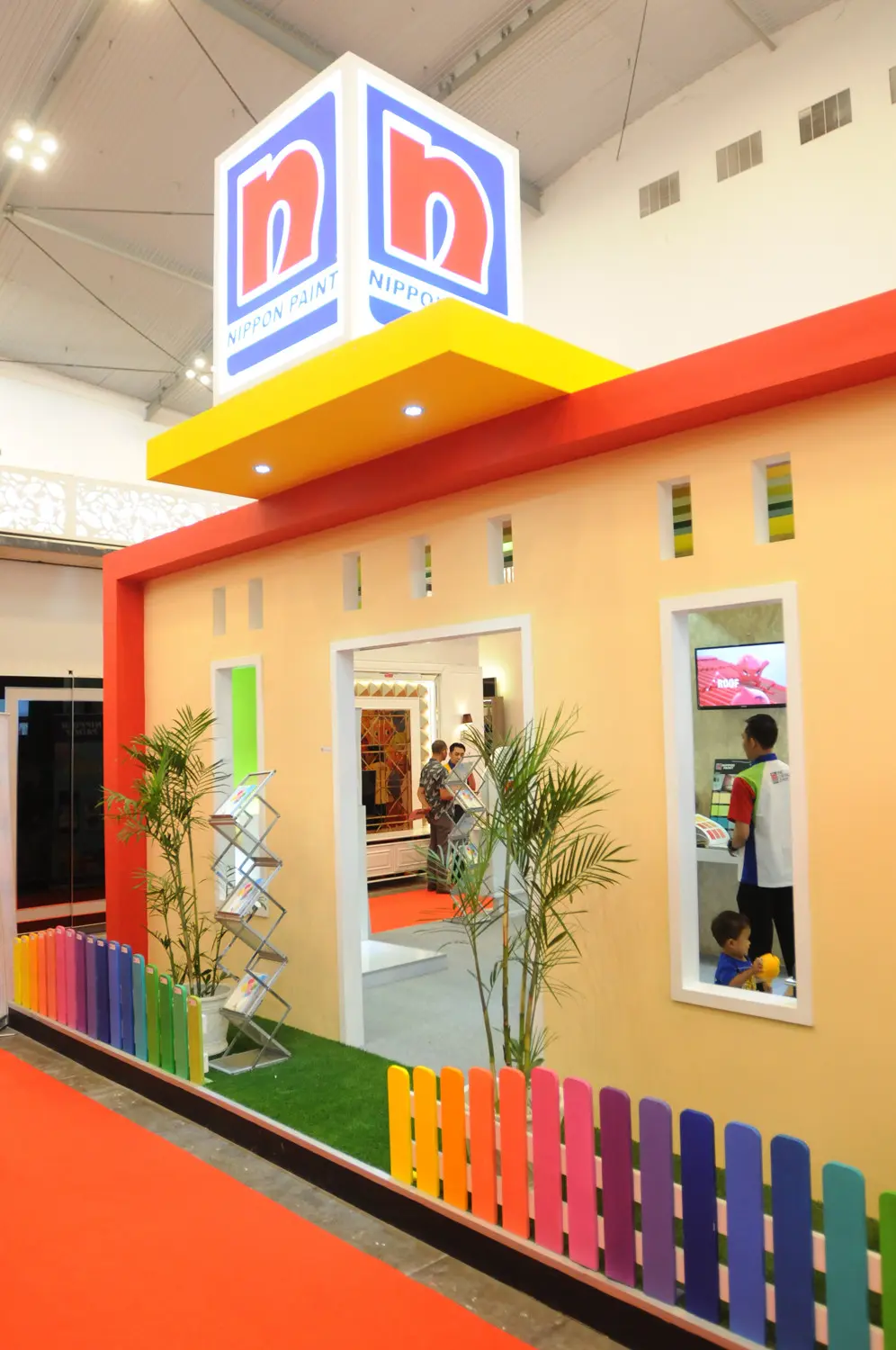 Booth Nippon Paint dengan konsep Colorful Home Living. (Fotografer: Daniel Kampua/Bintang.com)