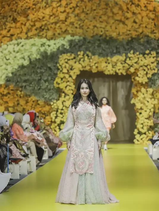 Aktris muda Sandrinna Michelle tampil cantik pakai lace dress batik mega mendung. (Credits/Tim Muara Bagdja).