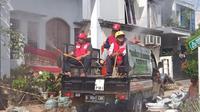 PMI Kota Tangerang berinisiatif untuk koordinasi terhadap wilayah tersebut untuk melakukan penyemprotan disinfektan dengan cairan exoenzym dengan warga sekitar. (Foto: Liputan6/Pramita Tristiawati)