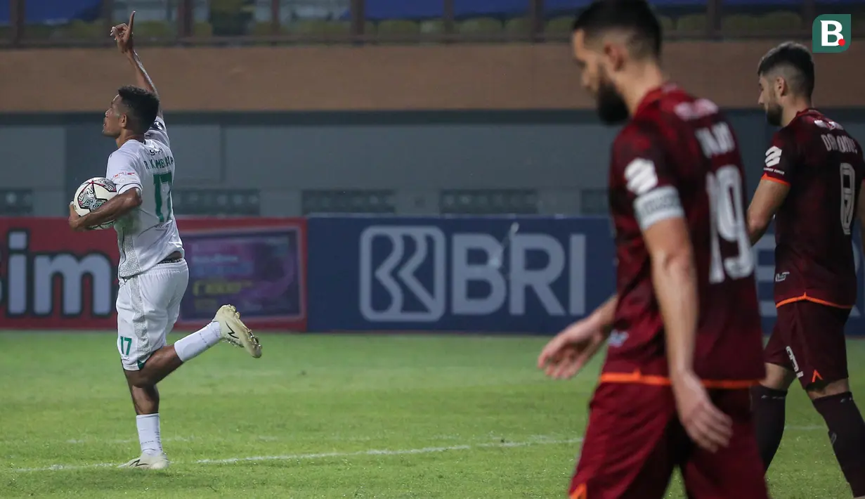Gelandang Persebaya, Ricky Kambuaya merayakan gol yang dicetaknya ke gawang Borneo FC dalam laga pekan pertama BRI Liga 1 2021/2022 di Stadion Wibawa Mukti, Cikarang, Sabtu (04/09/2021). (Foto: Bola.com/Bagaskara Lazuardi)